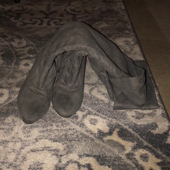 Gray faux suede heeled boots TBD - Picture 2 of 2